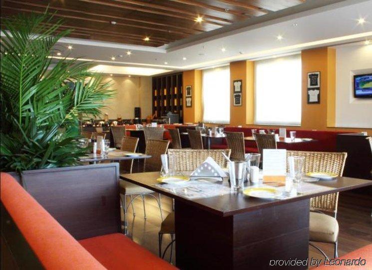 Lemon Tree Hotel Electronics City Bangalore Restaurant foto